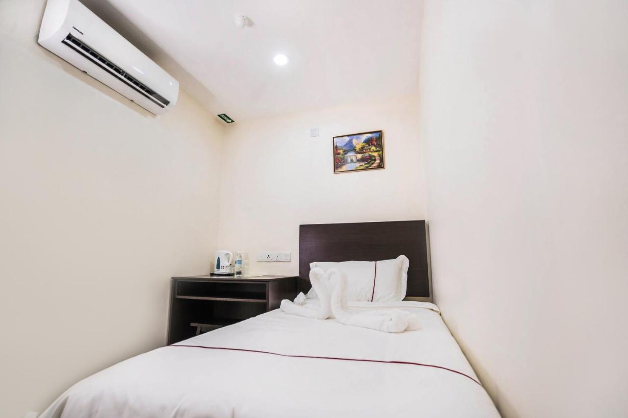 Dcozy Hotel Perai Exterior photo